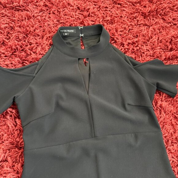 Boston Proper cold-shoulder top with key hole front, short sleeves - Picture 2 of 4